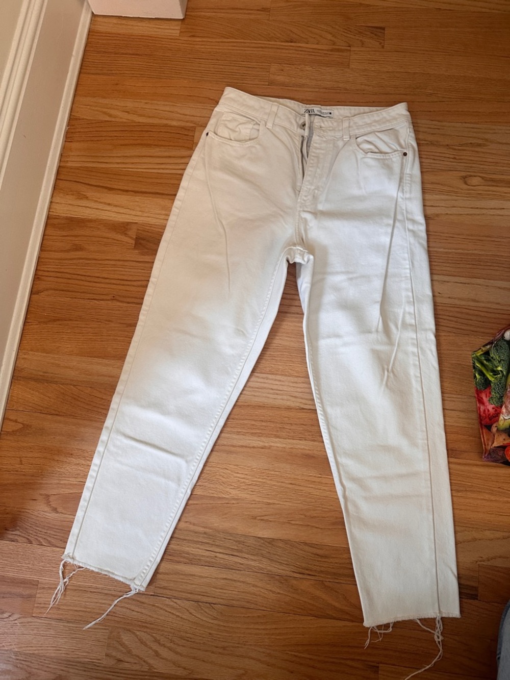 Zara Off-White Cropped Straight Jeans - Women